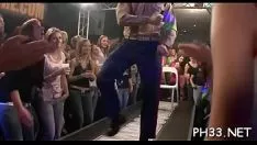 Abspielen Junge Schönheiten haben einen schweren Nukleusfick