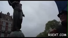 स्कर्ट हार जाती है और bops