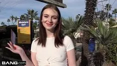 Abspielen Maya kendsprain nicht professioneller jugendlicher Swankes glatthaarige Kitty-Katze auf Minirock-Golfspiel zu sehen