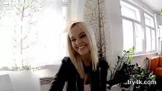 Jolly Teenie suce le phallus en pov et se fait défoncer rapidement le vagin