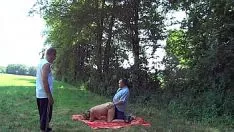 Servile slattern neukt opnieuw met meer mannen in het bos