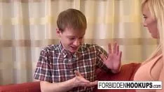 Большой грешный младенец подвергается ее толстым друзьям