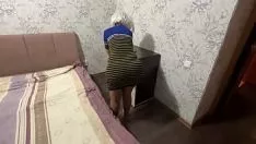 माँ उसकी पीठ पर लेट गई और उसे सेक्स के लिए गधा दे दिया