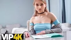 Oynat Sisporno. Missy mutlaka üvey kardeşinin seks için hizmet verdiğine hizmet eder