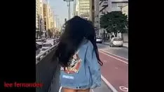 O tânără brună își vede fundul mare în cifre