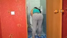 Pisar el culo grande de mamá agita el sashay de su hijo
