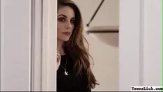 Une MILF à cornes découvre sa baby-sitter aux gros seins