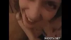 hermosa tanya y golpeando material de embalaje teras