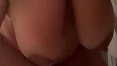 Monika se douche