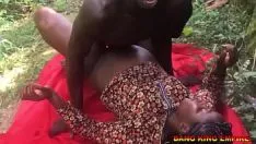 Jouer Sexe extérieur africain avec soeur de bande de roulement - fuite d'enregistrement vidéo de cire révélée sur la prime d'assurance d'enregistrement xvideo rouge