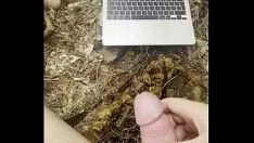 Jouer Numéro 1 horloge main travail sort clochard dans la forêt. spectateurs inégaux, aucun de nous n'est orienté.