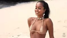 Jouer Putri cinta vise publiquement à nous voir ses beaux seins