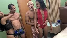 Abspielen Brasilianische Jugendliche beim nicht professionellen Gruppensex mit alten Männern