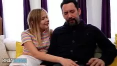 Güzel sarışın (hindistan cevizi seni rahat bırakıyor) yeni babasını (Tommy) onu sert bir şekilde sikişmesi için yapıyor - isveç milli lisesi