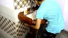 मेरी नौकरानी ने मुझे बेकार का काम दिया और गंभीर रूप से चोद दिया।