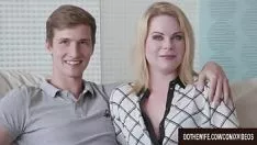 金发碧眼的已婚女人 adry berty 让她的小猫兴奋起来,咒语 cuck 温柔地观看