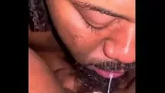 Abspielen Ich bekomme Sperma auf seine Lippen gelegt