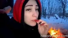 Abspielen Ein Typ und eine Missy ficken im Winter am offenen Feuer