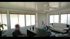 Une adolescente sexy se fait baiser impoliment