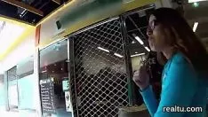 美丽的捷克斯洛伐克花痴在长廊中兴奋并在pov中渗透