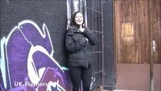 公众裸体雕像婴儿的外部闪光和深色非专业男女学生在 t 中不端庄