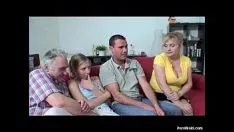 Afspelen Oud en jeugdkwartet met hete oma knoop