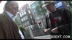 再生 Slatternty fat suppurate floozyは、彼女の大きな子猫をディルドで叩きます