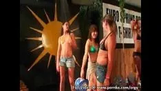 Abspielen Coole Offio-Spielzeuge bei brobdingnagian sex betrunkenem Gelage