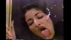 R. - nadia nyce تتمنى أن تكون سميكة ومزيتة