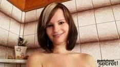 Reproducir Nena de grandes tetas se pone pantimedias de nylon sobre su persona