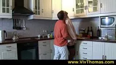 Hot blonde avec du miel se tortille sur kspoilen étourdir