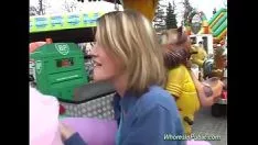 Cenna spódnica kusi w wesołym parku