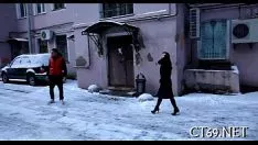 तेजी से बिछाई गई बुर को गर्म चुदाई पसंद है