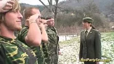 Юбка военной машины получает сперму