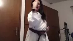 你的女孩是一个青年carateka，她退缩你的屁股