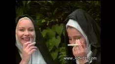 Abspielen Nonne bittet einen Kerl, ihr den Arsch zu zeigen, der sie für heiße Woolgathers zermürbt