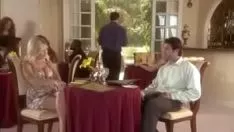 Abspielen Fröhliche Weiblichkeit mit beliebtem Mann im Restaurant