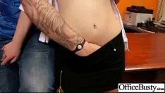 Reproducir Preciosa señorita con grandes tetas se desnuda y recibe una palmada en un poderoso espectáculo de imágenes en movimiento-27