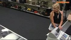 Afspelen Kostbare blonde lievelingsliefhebber laat haar katje weken voor een klontje geld