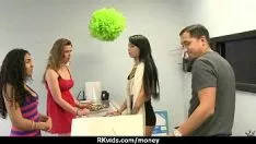 تشغيل صب الإباحية في سن المراهقة من أجل المال 10
