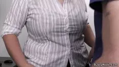 Utiliza una rubia pechugona para pronosticar que está ocupada.