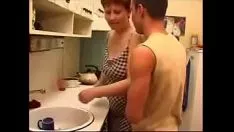 Oynat Genç çocuk ve yaşlı kadınlık
