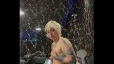من يريد الانضمام معي إلى الجاكوزي