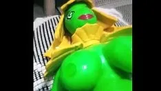 La bellissima sirena verde lime brillante daphne riceve il suo primo creampie [creampie in the lime]