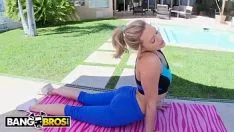 Spangbros - Pawg pornoasterisk मिया malkova करता है योग पहले उछाल उसके बड़े गधे पर sashay (पीओवी)
