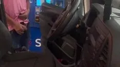 Jeżdżę nago na stację benzynową i spuszczam się przy pompie