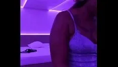 Naejae stuzzica in pole dopo essersi messo dei gioielli