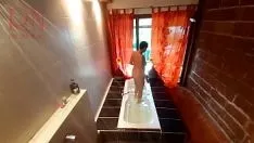 Mengintip. intip. ibu rumah tangga mencuci di kamar mandi dengan sabun, mencukur vaginanya di kamar mandi. 2 1