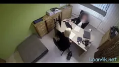 Fată gura apăsat cu degetele și lins