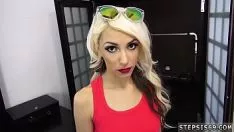 Reproducir Bebé de grandes tetas desnudando a la rubia la hermana de la banda de rodadura apoyada